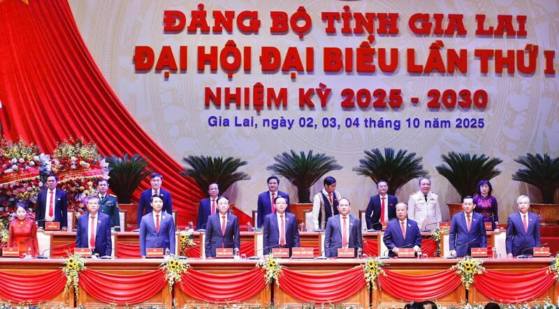 Đoàn Chủ tịch Đại hội gồm 18 đồng chí.