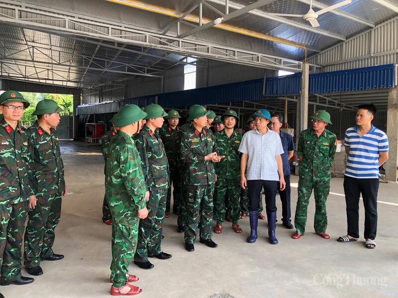 Lãnh đạo phường Đồ Sơn, TP. Hải Phòng cùng các lực lượng vũ trang địa phương phòng, chống bão số 11