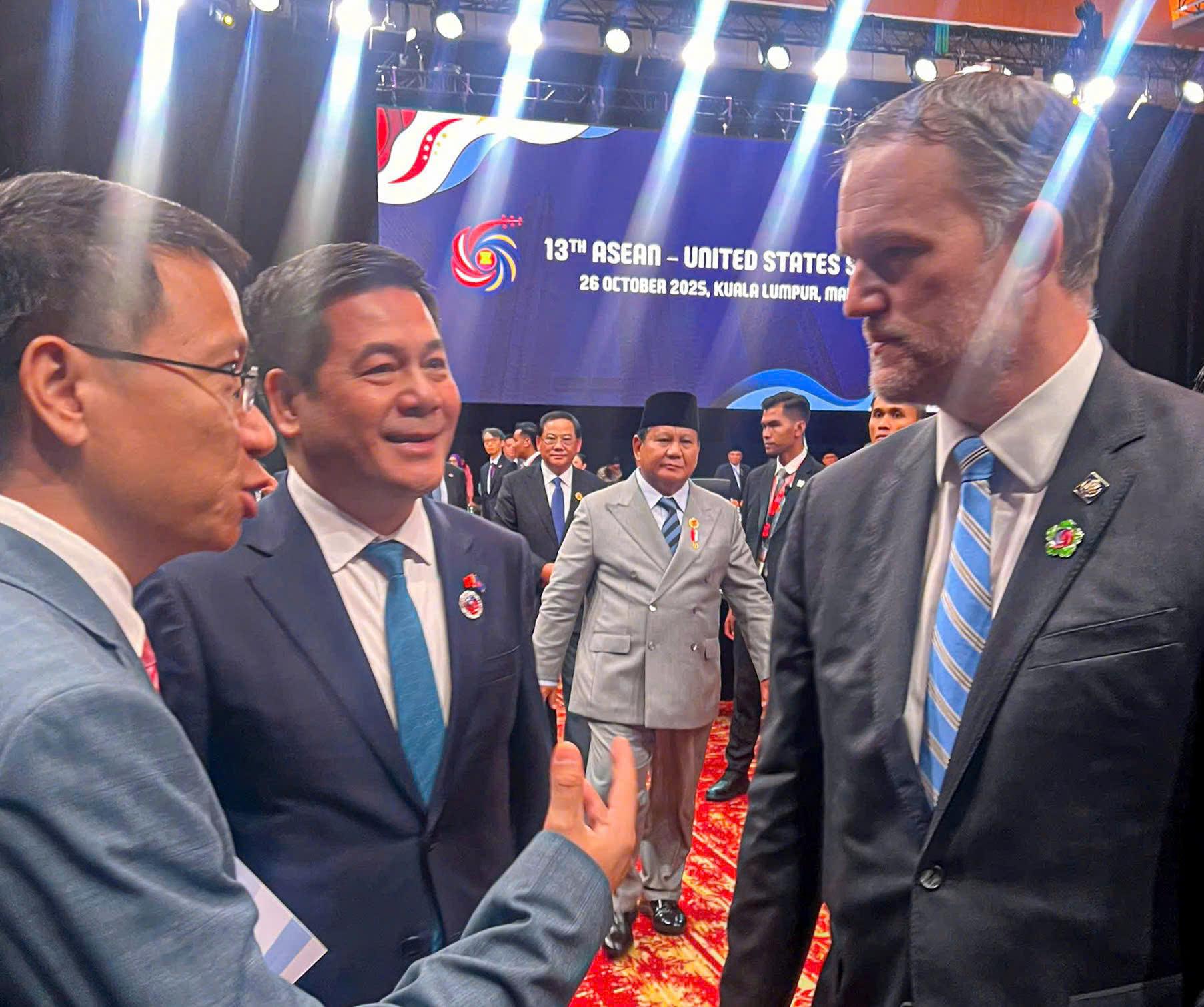 Bên lề Hội nghị Cấp cao ASEAN - Hoa Kỳ lần thứ 13, Bộ trưởng Bộ Công Thương Nguyễn Hồng Diên đã có cuộc gặp gỡ với Trưởng Đại diện Thương mại Hoa Kỳ (USTR) Jamieson Greer, trao đổi thống nhất đẩy nhanh tiến độ để đi tới kết thúc đàm phán, hướng đến hoàn thành Hiệp định thương mại đối ứng, công bằng và cân bằng.Trước đó, Bộ trưởng Nguyễn Hồng Diên cùng đoàn công tác Bộ Công Thương đã có buổi làm việc với Thứ trưởng Bộ Ngoại giao Hoa Kỳ phụ trách Kinh tế, Môi trường và Năng lượng Jacob Helberg với tinh thần thống nhất hướng đến hoàn thành, ký kết Hiệp định thương mại đối ứng, công bằng và cân bằng. - Ảnh: Nguyên Minh.