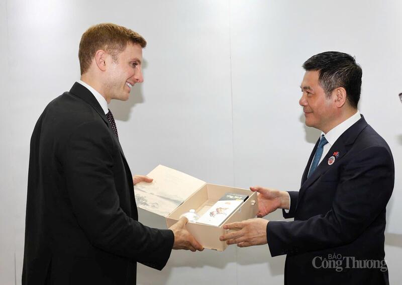 Bộ trưởng cũng đề nghị Hoa Kỳ có hướng xử lý yêu cầu của Việt Nam về việc sớm công nhận nền kinh tế thị trường và đưa Việt Nam ra khỏi danh sách D1 và D3 hạn chế xuất khẩu các sản phẩm công nghệ cao. Ảnh: Nguyên Minh
