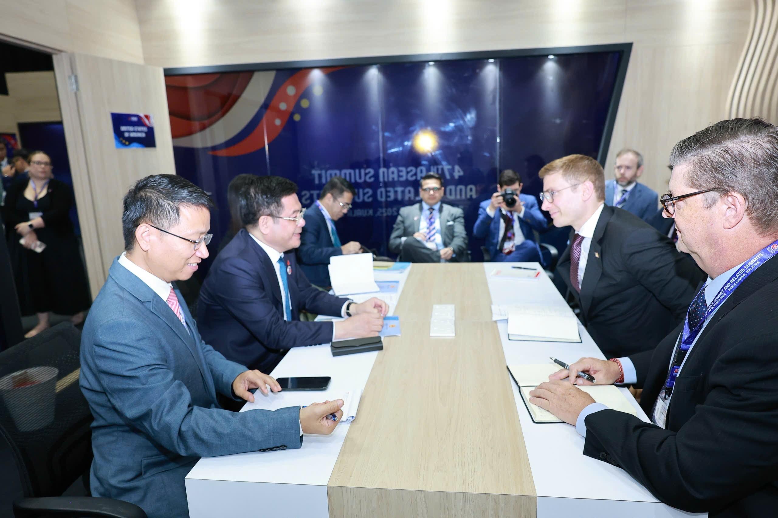 Trong buổi làm việc, Bộ trưởng Nguyễn Hồng Diên và Thứ trưởng Jacob Helberg thảo luận về quan hệ hợp tác kinh tế - thương mại giữa Việt Nam và Hoa Kỳ và các lĩnh vực có tiềm năng thúc đẩy giữa hai nước. Ảnh: Nguyên Minh