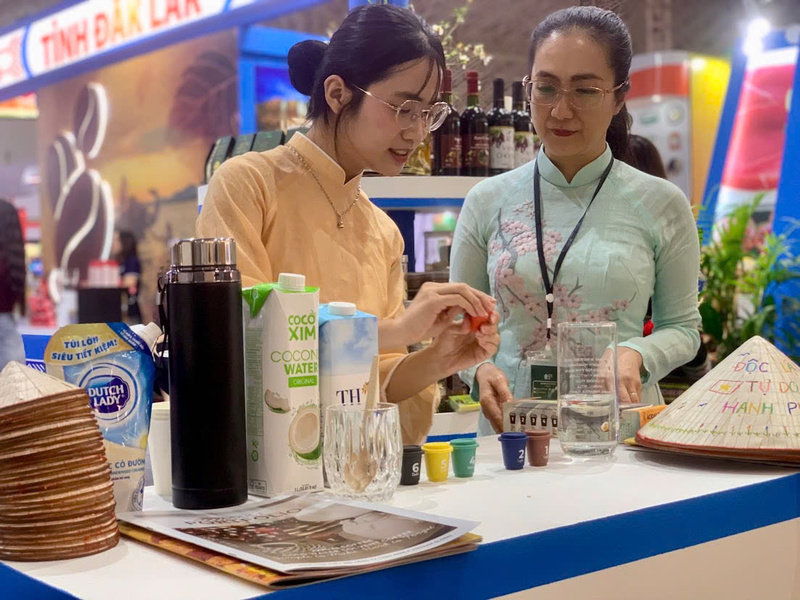 Bà Nguyễn Thị Thu An, Giám đốc Sở Công Thương Đắk Lắk (bên phải) tham quan gian hàng tại Hội chợ Mùa Thu lần thứ nhất – 2025. Ảnh: Nguyễn Thành