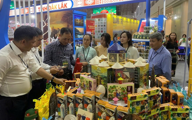 Giám đốc Sở Công Thương Đắk Lắk Nguyễn Thị Thu An (ở giữa) tham quan gian hàng đặc sản về sản phẩm nông nghiệp. Ảnh: Nguyễn Thành