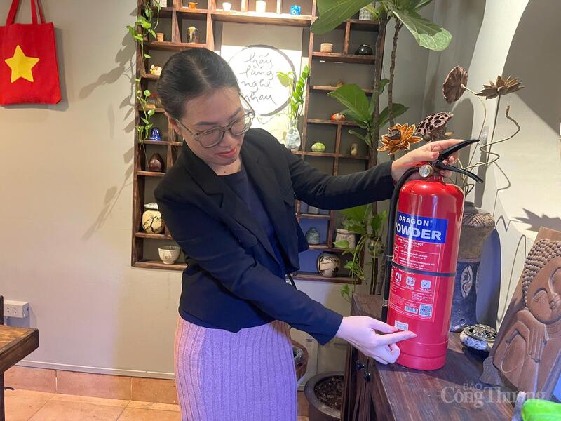 Chị Vũ Thủy Trang (phường Nghĩa Đô, TP. Hà Nội) giật mình khi phát hiện bình chữa cháy gia đình đang sử dụng là hàng giả. Ảnh: H.T.