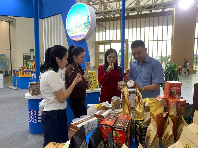 Mắc ca, cà phê mang thương hiệu tỉnh Đắk Lắk tại Hội chợ Mùa Thu lần thứ nhất – 2025. Ảnh: Nguyễn Thành
