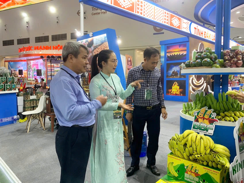 Chuối xuất khẩu, quả bơ mang thương hiệu của doanh nghiệp ở Đắk Lắk tại Hội chợ Mùa Thu lần thứ nhất – 2025. Ảnh: Nguyễn Thành