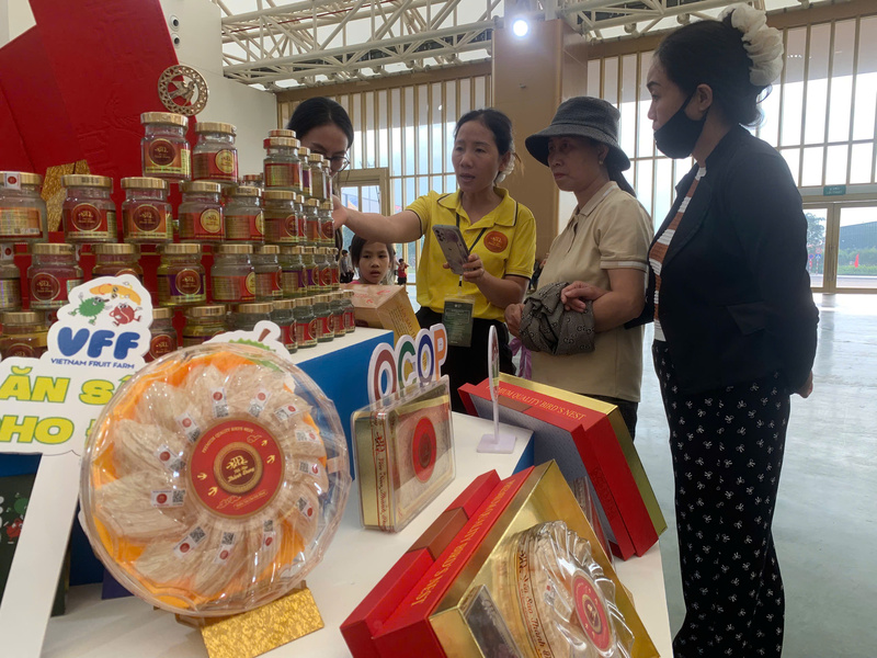 Sản phẩm yến sào mang thương hiệu của Đắk Lắk thu hút khách tham quan tại Hội chợ Mùa Thu lần thứ nhất – 2025. Ảnh: Nguyễn Thành