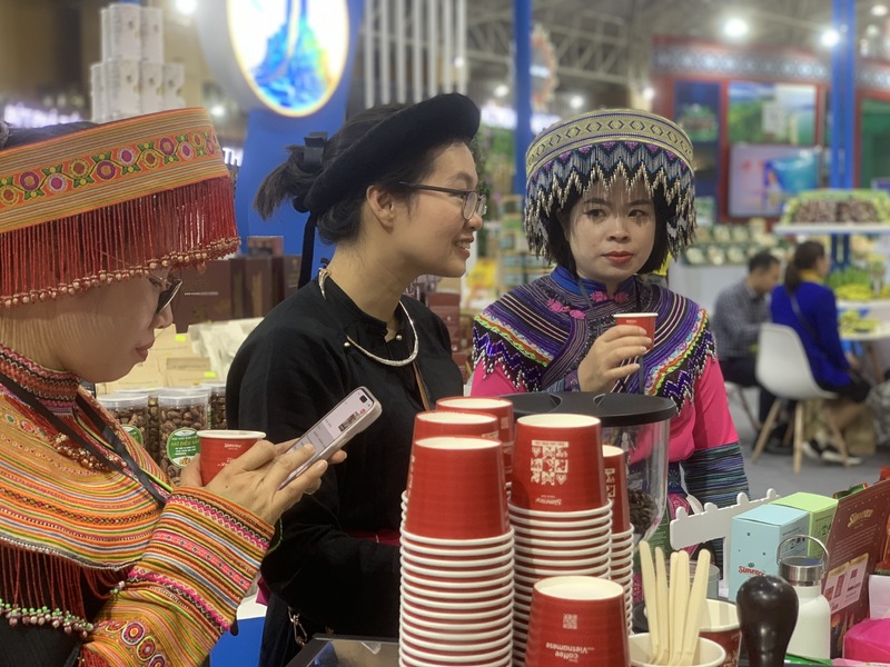 Gian hàng của Công ty TNHH MTV Xuất nhập khẩu 2/9 mời khách hàng uống cà phê miễn phí. Ảnh: Nguyễn Thành