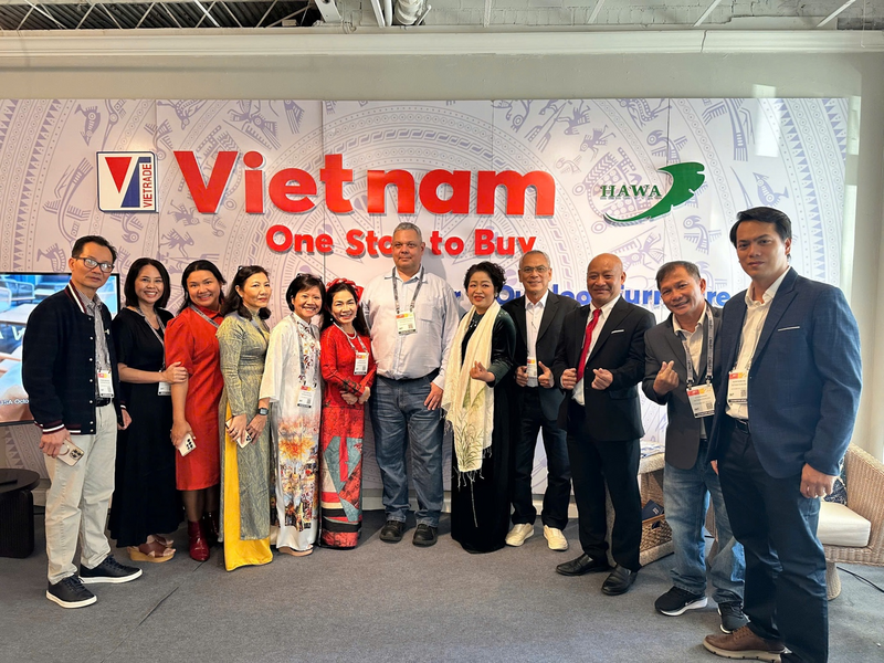Các đại biểu chụp ảnh lưu niệm. Ảnh: Cục XTTM