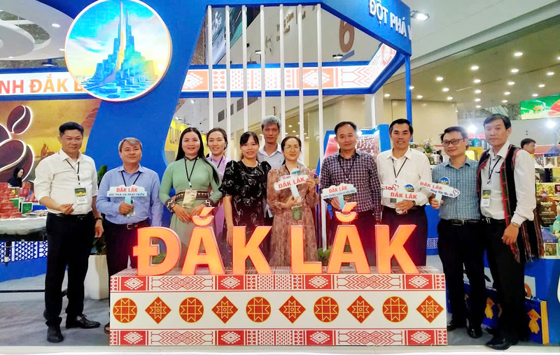 Lãnh đạo Sở Công Thương Đắk Lắk chụp ảnh lưu niệm với các doanh nghiệp tham dự Hội chợ Mùa Thu lần thứ nhất – 2025. Ảnh: Nguyễn Thành