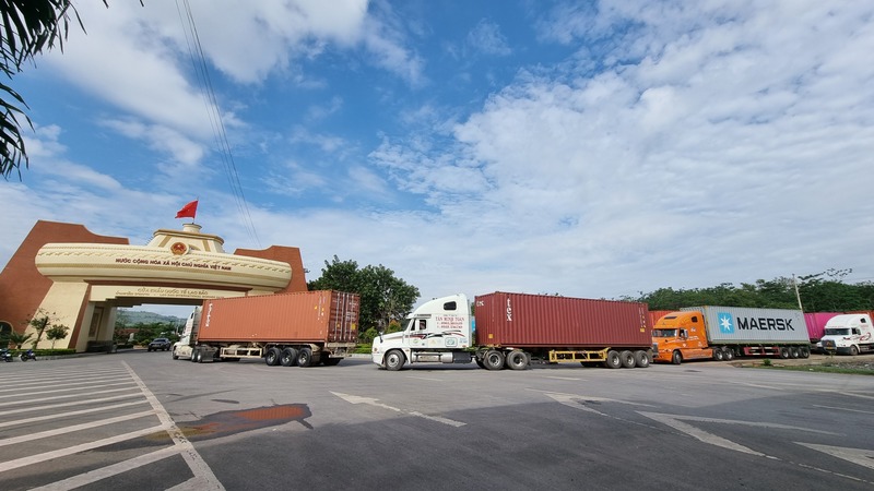 Hoạt động xuất nhập khẩu qua các cửa khẩu biên giới Việt Nam - Lào duy trì tốc độ tăng trưởng ổn định, kim ngạch thương mại hai chiều tăng từ khoảng 1,1 tỷ USD năm 2015 lên mức kỷ lục 2,25 tỷ USD năm 2024.