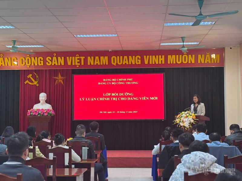 Đồng chí Nguyễn Minh Huệ - Quyền Trưởng ban Tuyên giáo và Dân vận Đảng ủy Bộ Công Thương đề nghị 60 đồng chí học viên phải nghiêm túc thực hiện các quy định của lớp học.