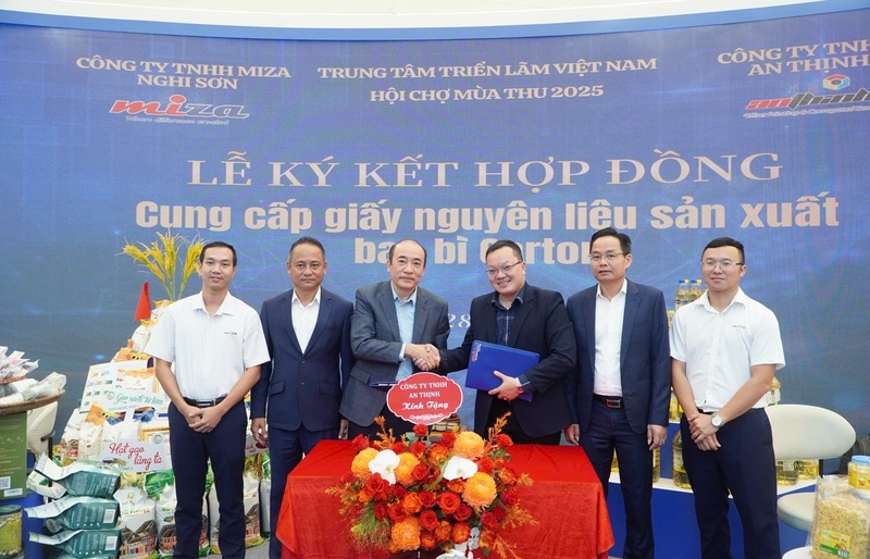 Ông Hoàng Xuân Phong (thứ 2 từ trái sang), Giám đốc Trung tâm Xúc tiến Công Thương Thanh Hóa chứng kiến lễ ký kết của doanh nghiệp tỉnh Thanh Hóa với đối tác tại Hội chợ Mùa Thu năm 2025. Ảnh: Xuân Phong