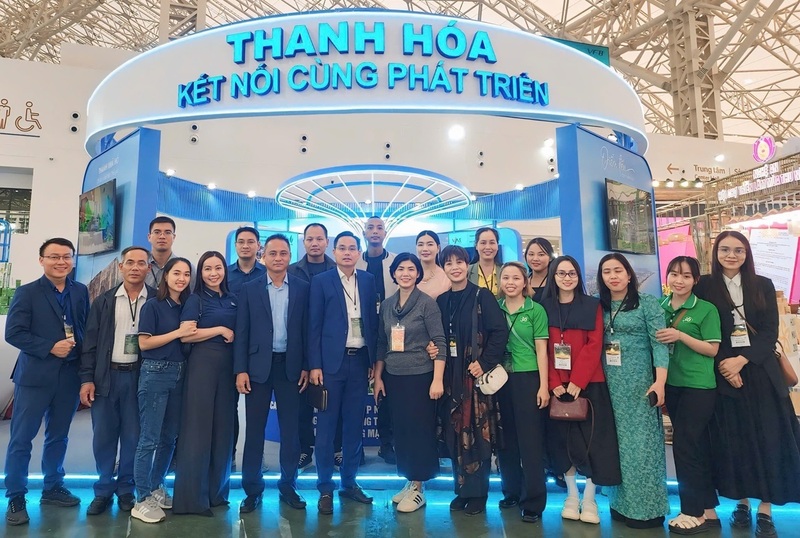 Lãnh đạo Trung tâm Xúc tiến Công Thương Thanh Hóa chụp ảnh lưu niệm cùng các doanh nghiệp tham gia Hội chợ Mùa Thu năm 2025. Ảnh: Xuân Phong.