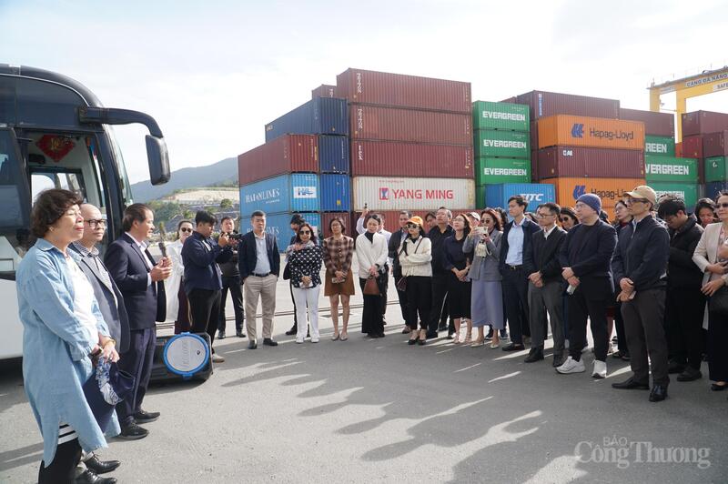 Sáng 28/11, đoàn đại biểu tham dự Diễn đàn Logistics Việt Nam 2025 đã đến khảo sát thực tế hạ tầng và hoạt động cảng Tiên Sa (TP. Đà Nẵng).