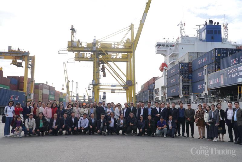 Đây là hoạt động trong khuôn khổ Diễn đàn Logistics Việt Nam 2025 do Bộ Công Thương phối hợp với UBND TP. Đà Nẵng tổ chức, diễn ra trong 2 ngày 28/11 và 29/11 tại TP. Đà Nẵng. Sau khi khảo sát tại cảng Tiên Sa, đoàn sẽ di chuyển vào thăm, khảo sát Khu công nghiệp Chu Lai (Khu Kinh tế mở Chu Lai) và cảng Chu Lai (TP. Đà Nẵng).