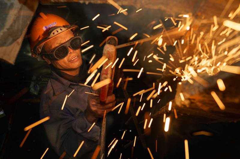 Bất kể ngày đêm, các công nhân vẫn miệt mài làm việc