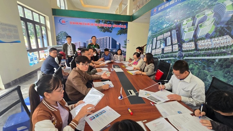 Người dân nộp hồ sơ mua nhà ở xã hội tại xã Đông Anh, TP. Hà Nội. Ảnh: Thanh Hiếu