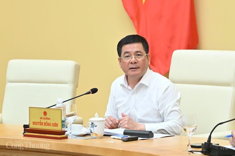 Bộ trưởng Bộ Công Thương Nguyễn Hồng Diên chủ trì cuộc họp. Ảnh: Cấn Dũng