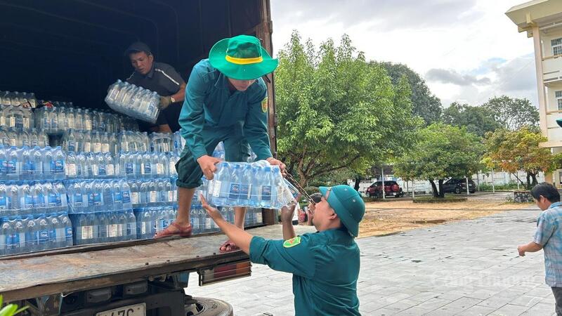 Bán lẻ trong tháng 11/2025 ở Đắk Lắk tăng có nguyên nhân do người dân mua sắm hàng hóa hỗ trợ người dân vùng lũ. Ảnh: Vũ Long