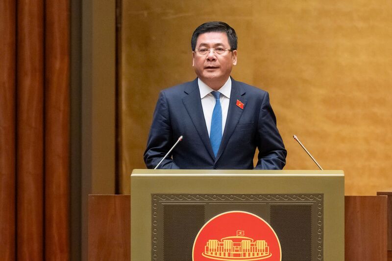 Bộ trưởng Bộ Công Thương Nguyễn Hồng Diên trình bày báo cáo tóm tắt tiếp thu, chỉnh lý Dự thảo Nghị quyết của Quốc hội về các cơ chế chính sách phát triển năng lượng quốc gia. Ảnh: VPQH.