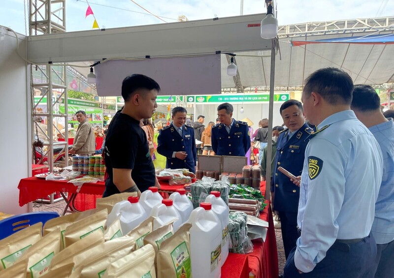 Đội Quản lý thị trường số 3 phối hợp kiểm tra, giám sát tại Lễ hội trái cây Bắc Ninh 2025. Ảnh: Quản lý thị trường Bắc Ninh