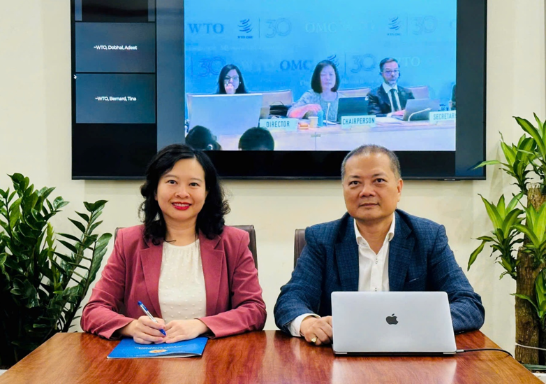 Ông Nguyễn Anh Sơn - Cục trưởng Cục Xuất nhập khẩu (Bộ Công Thương) và bà Trịnh Thị Thu Hiền - Phó Cục trưởng Cục Xuất nhập khẩu (Bộ Công Thương) tham gia họp trực tuyến từ Hà Nội Phiên họp thường kỳ Ủy ban Quy tắc xuất xứ WTO tổ chức tại Geneva, Thụy Sỹ. Ảnh: Moit