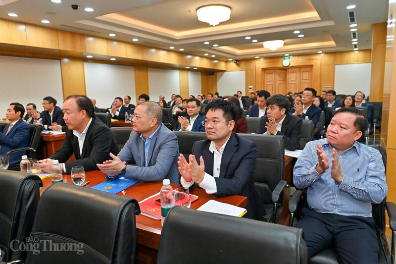 Tham dự hội nghị còn có các đồng chí Ủy viên Ban Chấp hành Đảng bộ Bộ Công Thương; các đồng chí Bí thư, Phó Bí thư các đảng bộ, chi bộ trực thuộc; cùng toàn thể các đảng viên đại biểu được triệu tập tham dự hội nghị