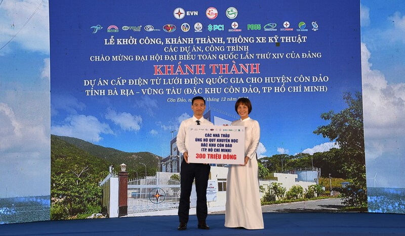 Tập đoàn Điện lực Việt Nam và đại diện liên danh nhà thầu đã trao tặng quà an sinh xã hội cho Quỹ Khuyến học đặc khu Côn Đảo với tổng giá trị 500 triệu đồng. Ảnh: Minh Khuê.