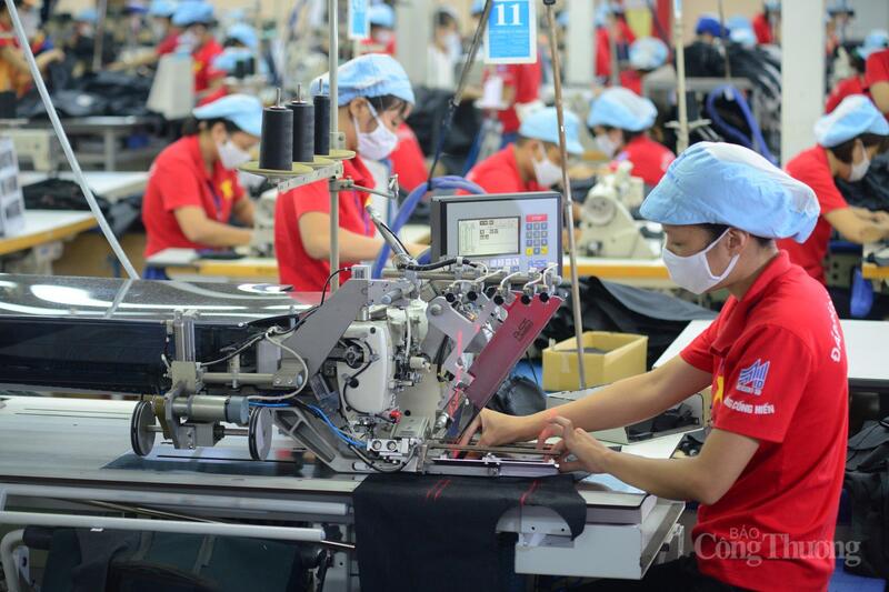 Doanh nghiệp dệt may buộc phải linh hoạt trong sản xuất nhằm thích ứng với thời gian đặt hàng ngắn, giao hàng nhanh. Ảnh: Nguyễn Nam