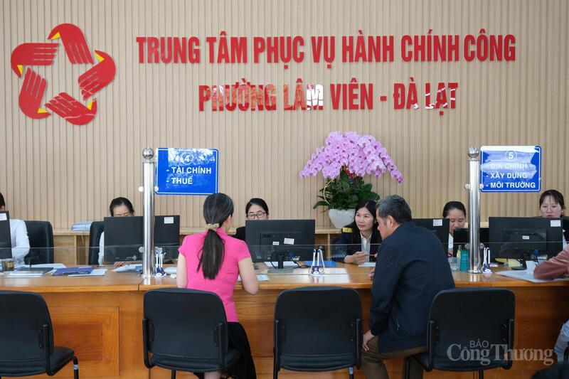 Người dân đến làm thủ tục hồ sơ tại Trung tâm Phục vụ hành chính công phường Lâm Viên - Đà Lạt, tỉnh Lâm Đồng. Ảnh: Lê Sơn