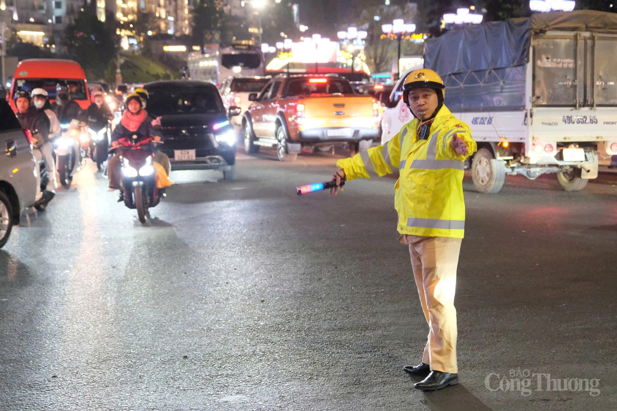 Lực lượng chức năng túc trực trên các tuyến đường điều tiết giao thông. Ảnh: Lê Sơn