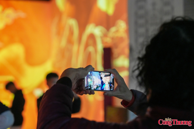 Không gian trình chiếu Immersive Mapping tái hiện các dấu mốc lịch sử – văn hóa của Thăng Long – Hà Nội thông qua hình ảnh đa lớp, kết hợp chất liệu truyền thống và kỹ thuật số hiện đại.