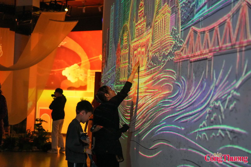 Ánh sáng được lựa chọn là chất liệu nghệ thuật trung tâm, đóng vai trò dẫn dắt cảm xúc và kết nối các mạch nội dung, từ quá khứ, hiện tại đến tương lai của Thủ đô.