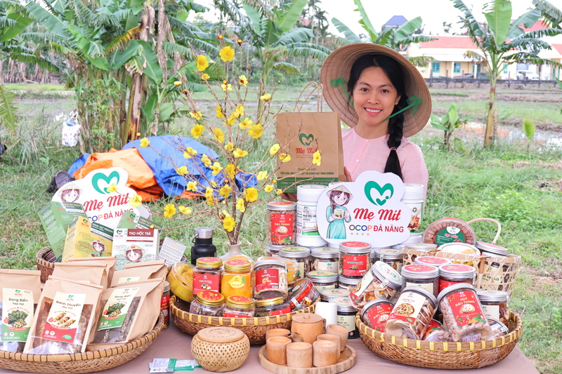 Khu trưng bày sản phẩm OCOP địa phương với các loại nông sản sạch, rau, củ từ làng rau An Mỹ, cùng các sản phẩm chế biến, thủ công truyền thống. Ảnh: Diễm Phúc