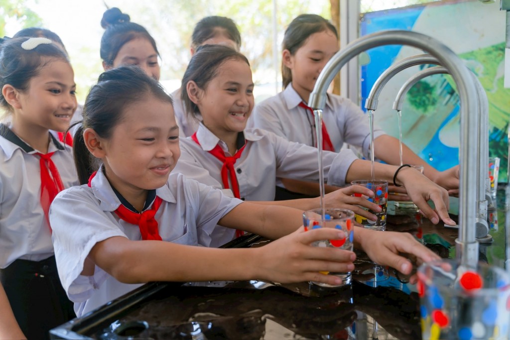 Các em học sinh vui mừng khi được sử dụng nguồn nước sạch