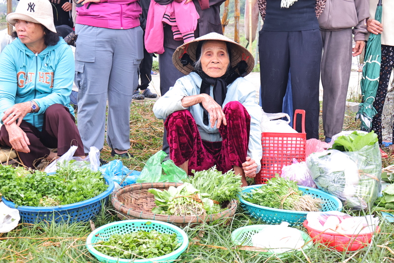 Các gian hàng chợ quê tại lễ hội. Ảnh: Diễm Phúc