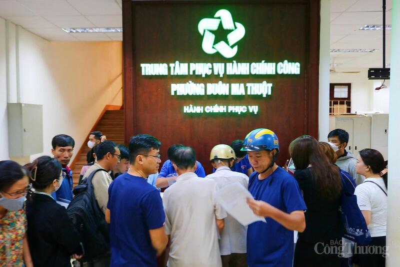 Người dân và doanh nghiệp tại Trung tâm phục vụ hành chính công phường Buôn Ma Thuột. Ảnh: Vũ Long