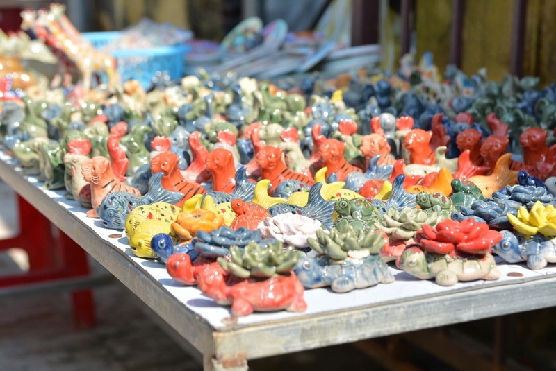 Chị Nguyễn Thị Hà Phương, chủ cơ sở sản xuất gốm Khang Thư cho biết: “Trước đây ông bà để lại gốm đỏ, tụi em là thế thệ trẻ tiếp nối, muốn thay đổi con đường mới hơn, sáng tạo hơn với các sản phẩm lên men. Tụi em đã dùng các sản phẩm từ đất nung, màu gốm của Thanh Hà và gốm hiện đại phối vào với nhau”. Ảnh: Diễm Phúc