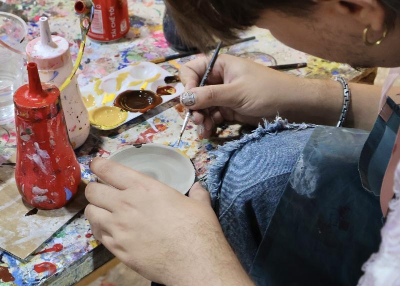 Du khách Amber, đến từ Hà Lan chia sẻ: “Hội An rất đẹp, đặc biệt tại làng gốm Thanh Hà, chúng tôi đã nhiều lần du lịch đến đây và trải nghiệm các hoạt động thú vị, tự tay làm sản phẩm hoặc mua về làm kỷ niệm”. Ảnh: Diễm Phúc