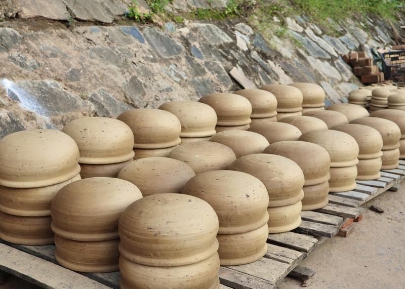 Sau khi chuốt trên bàn xoay, gốm sẽ được phơi khô tự nhiên dưới nắng để thoát hơi nước dần dần, tránh bị nứt khi nung trong lò ở nhiệt độ cao. Ảnh: Diễm Phúc