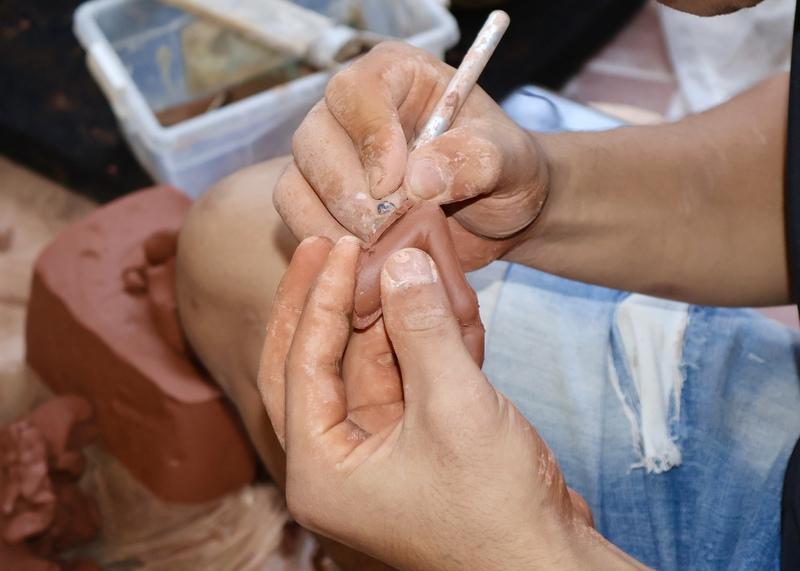 Để sản phẩm mang được nét đặc trưng của làng gốm Thanh Hà, các nghệ nhân phải thật sự tỉ mỉ, khéo léo và vững tay nghề. Ảnh: Diễm Phúc