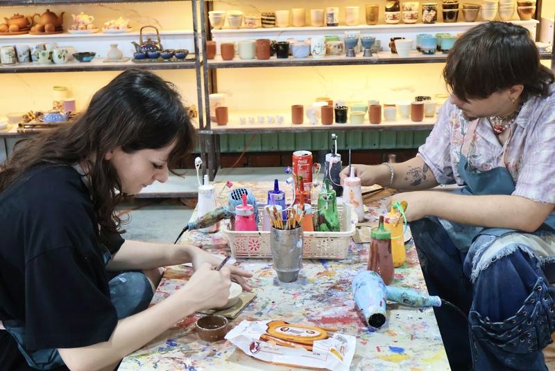 Năm 2025, làng gốm Thanh Hà đón hơn 251.000 lượt khách tham quan (khoảng 95% là khách quốc tế), doanh thu đạt hàng chục tỉ đồng mỗi năm. Ảnh: Diễm Phúc