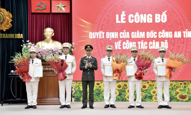 Giám đốc Công an tỉnh trao Quyết định điều động, bổ nhiệm cho 5 đồng chí lãnh đạo cấp phòng. Ảnh: Công an tỉnh Thanh Hóa