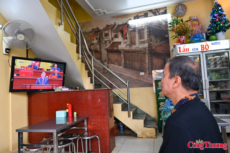 Từ sáng sớm, ông Đoàn Minh Hải (60 tuổi) - đảng viên của phường Hoàn Kiếm, đã chuẩn bị sẵn ấm trà nóng, mở tivi theo dõi từng hình ảnh của Lễ khai mạc Đại hội. Ông cho biết, dù không còn trực tiếp công tác tại cơ quan chính quyền phường nhưng mỗi kỳ Đại hội Đảng vẫn luôn là sự kiện ông đặc biệt quan tâm.