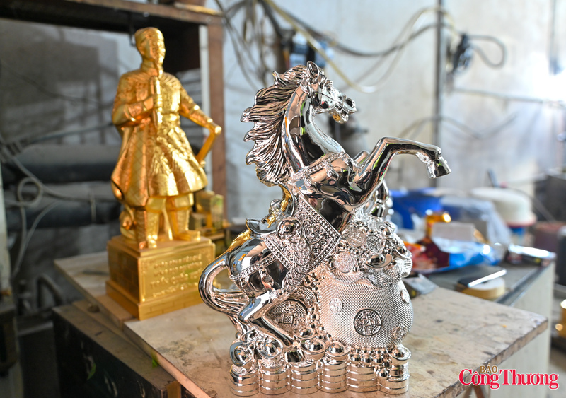 Năm nay ngoài ngựa mạ vàng, thị trường còn đón nhận thêm linh vật ngựa được mạ bạc.