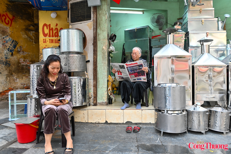 Trên phố Hàng Thiếc, bà Thuý (65 tuổi) cùng con gái đã đọc những thông tin về Đại hội XIV của Đảng từ sớm.