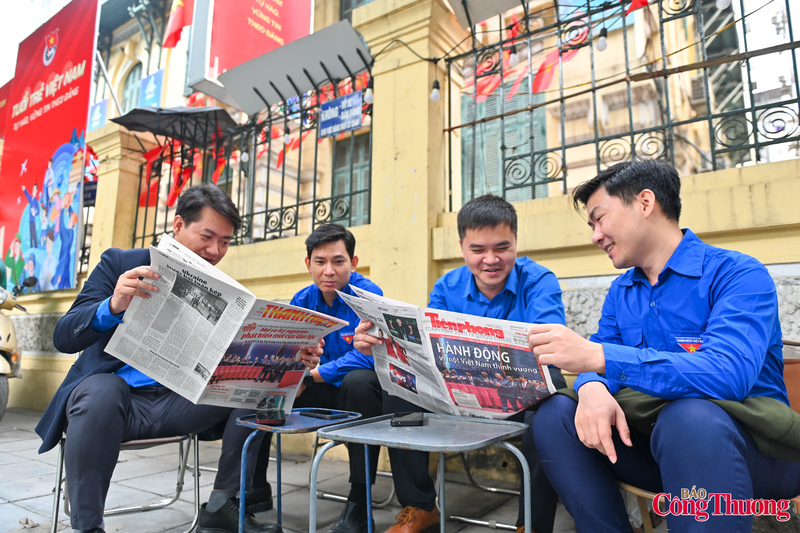 Không ít các bạn đoàn viên, thanh niên tranh thủ thời gian đọc những thông tin về Đại hội XIV của Đảng.