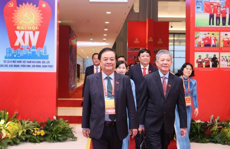 Cái biểu đến dự phiên thảo luận tại hội trường về các văn kiện Đại hội, sáng 21/1. Ảnh: TTXVN