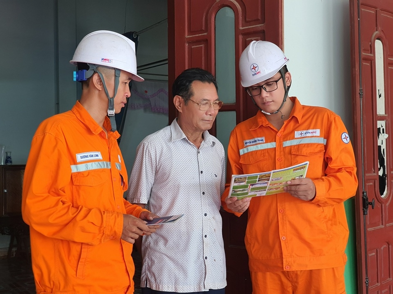 Công nhân Công ty Điện lực Sơn La tuyên truyền hướng dẫn sử dụng điện